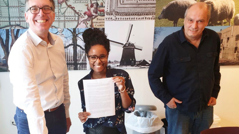Foto van Roland Bisscheroux, Migiza Victoriashoop en Frank Stootman van het Waterlands Archief met het ondertekende NDE-manifest