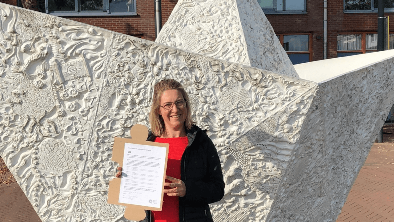 VHIC-directeur Tineke van Heijst met het ondertekende NDE-manifest