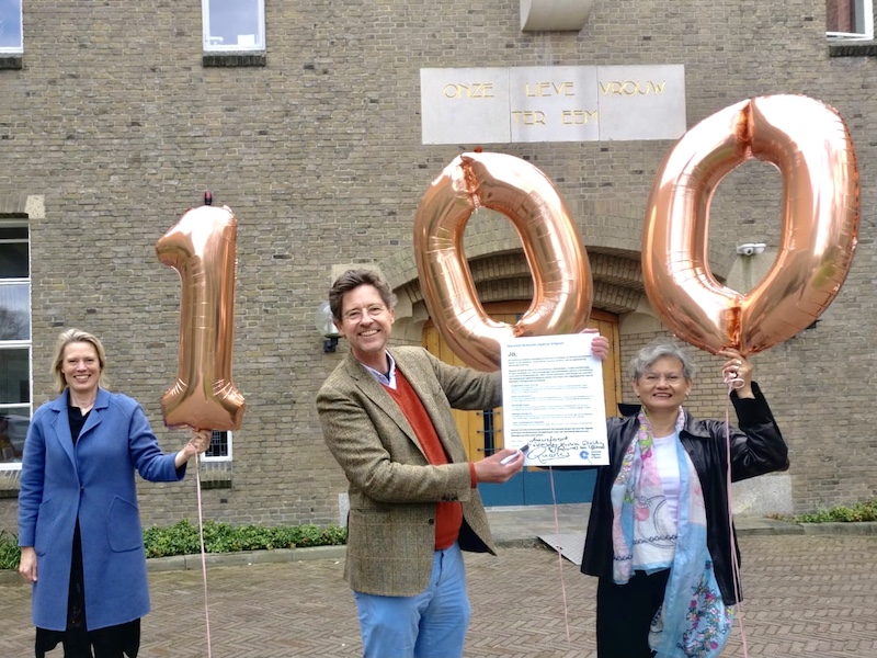 Foto van Anniek Meinders, Robert Quarles van Ufford en Heidi van Limburg Stirum met het ondertekende NDE-manifest