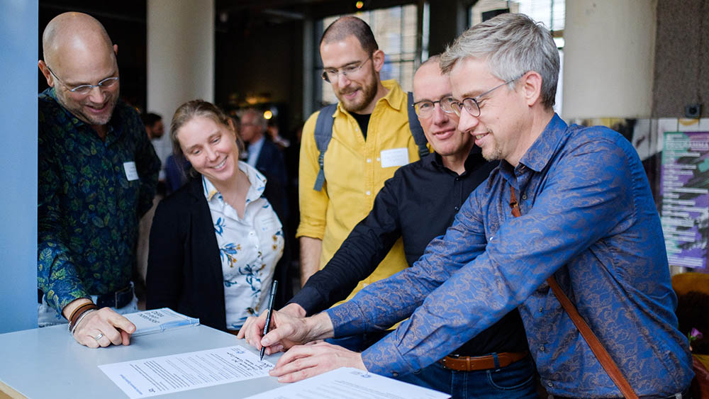 Medewerkers van Erfgoedcentrum Zutphen ondertekenen het NDE-manifest