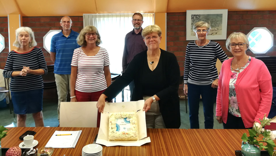 Foto van het team van het Erfgoedkoepel Roden met het ondertekende NDE-manifest en een feestelijke taart
