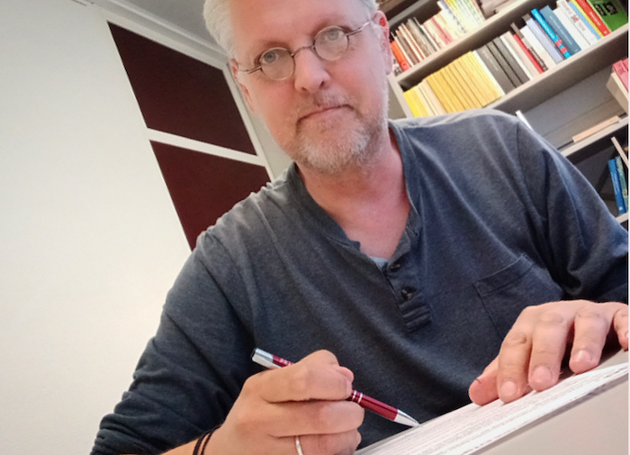 Foto van Bertram Mourits die het NDE-manifest ondertekent