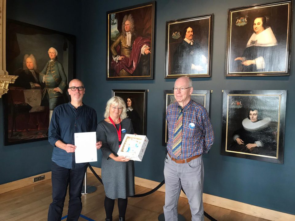 Foto waarop Pol Verbeeck, Lucia Boerma en Peter Bimmel het ondertekende NDE-manifest tonen