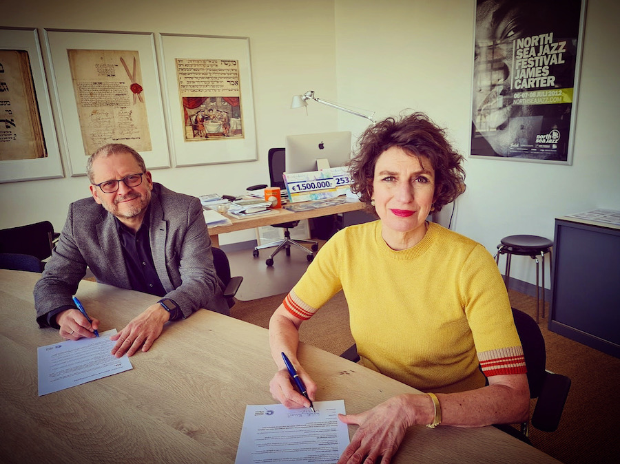 Emile Schrijver en Liesbeth Bijvoet ondertekenen het NDE-manifest