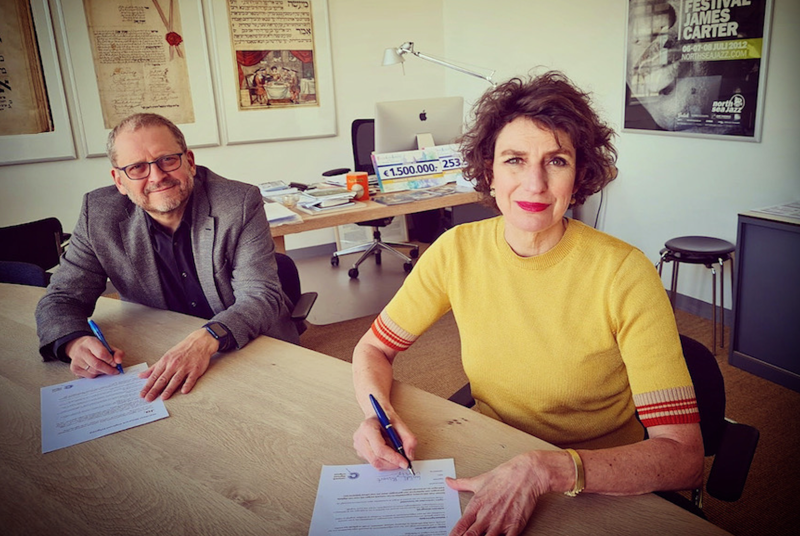 Emile Schrijver en Liesbeth Bijvoet ondertekenen het NDE-manifest