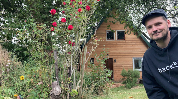 Foto van Rick Companje voor zijn houten woonhuis