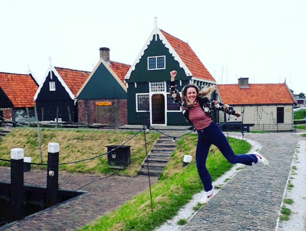 Shannon van Muijden in het buitenmuseum van het Zuiderzeemuseum