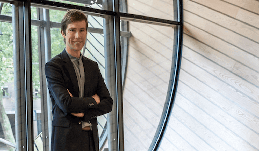 Portret van Vincent Robijn in het gebouw van Collectie Overijssel