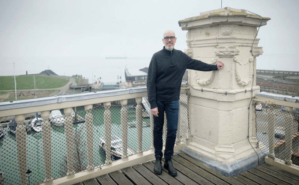 Pol Verbeeck op het dak van muZEEum