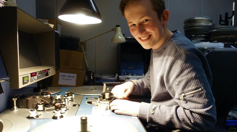 Foto van 14-jarige stagiair Jesper aan het werk in het archief