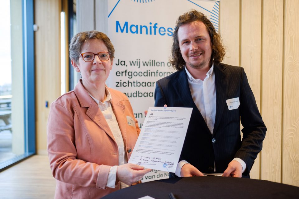 Foto van twee vertegenwoordigers van Erfgoedcentrum Achterhoek en Liemers die het NDE-manifest hebben ondertekend