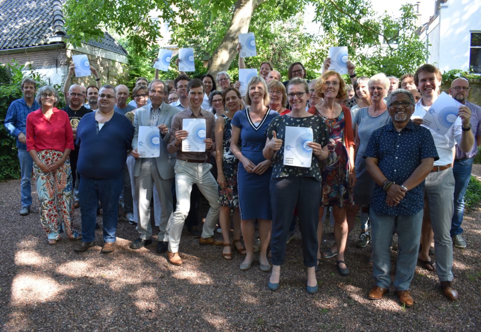 Foto van collega's van Historisch Centrum Overijssel/Collectie Overijssel die het NDE-manifest ondertekend hebben