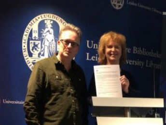 Foto van het ondertekende NDE-manifest door Ingeborg Verheul van LCDRM, met links Marcel Ras, NDE-domeincoördinator Houdbaar