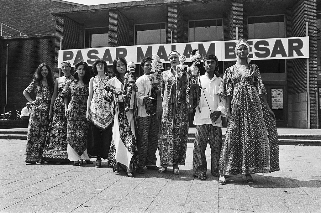 Foto van bezoekers van de Pasar Malam in Den Haag, 1976