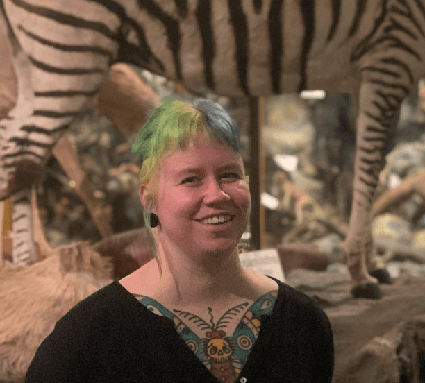 Collectiebeheerder Nina van der Werf in een van de zalen van Missiemuseum Steyl, te midden van allerlei opgezette dieren