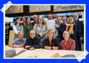 Het team van de Universiteitsbibliotheek Utrecht en collega's van het Netwerk Digitaal Erfgoed met het ondertekende manifest van het Netwerk Digitaal Erfgoed 