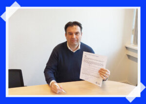 Iwan Holleman, directeur van de divisie Information & Library Services binnen de Radboud Universiteit, met het ondertekende NDE manifest in zijn hand