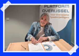 Geeke Snijders-Hoiting, directeur Stichting Overijsselacademie, ondertekent vanachter een bureau het NDE-manifest