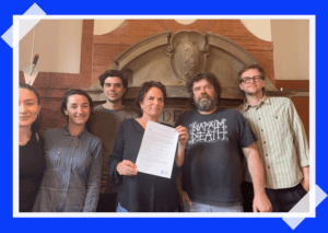 Op de foto van links naar rechts: Maro Pebo, Sophie Almanza, Alain Otjens, Marleen Stikker, Henk Buursen en Teije Terhorst van Waag Futurelab. Marleen Stikker toont het ondertekende manifest