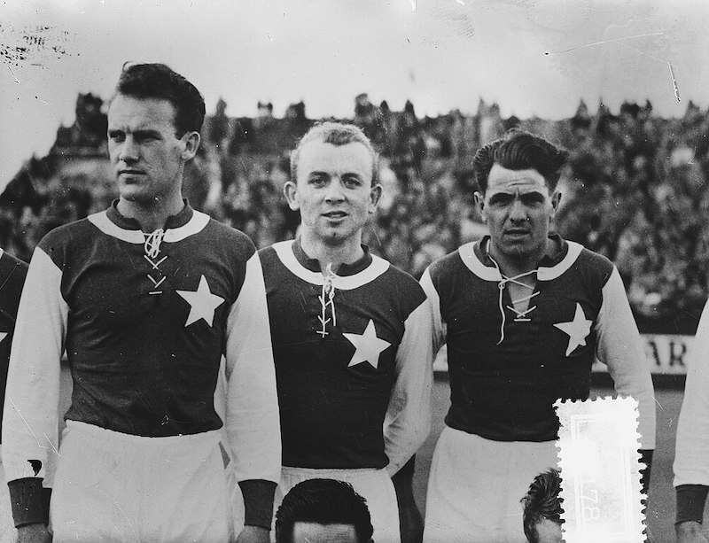 Foto van Van Wissen, debutant bij het Nederlands elftal op 23 april 1957. Links en rechts van hem staat een medespeler