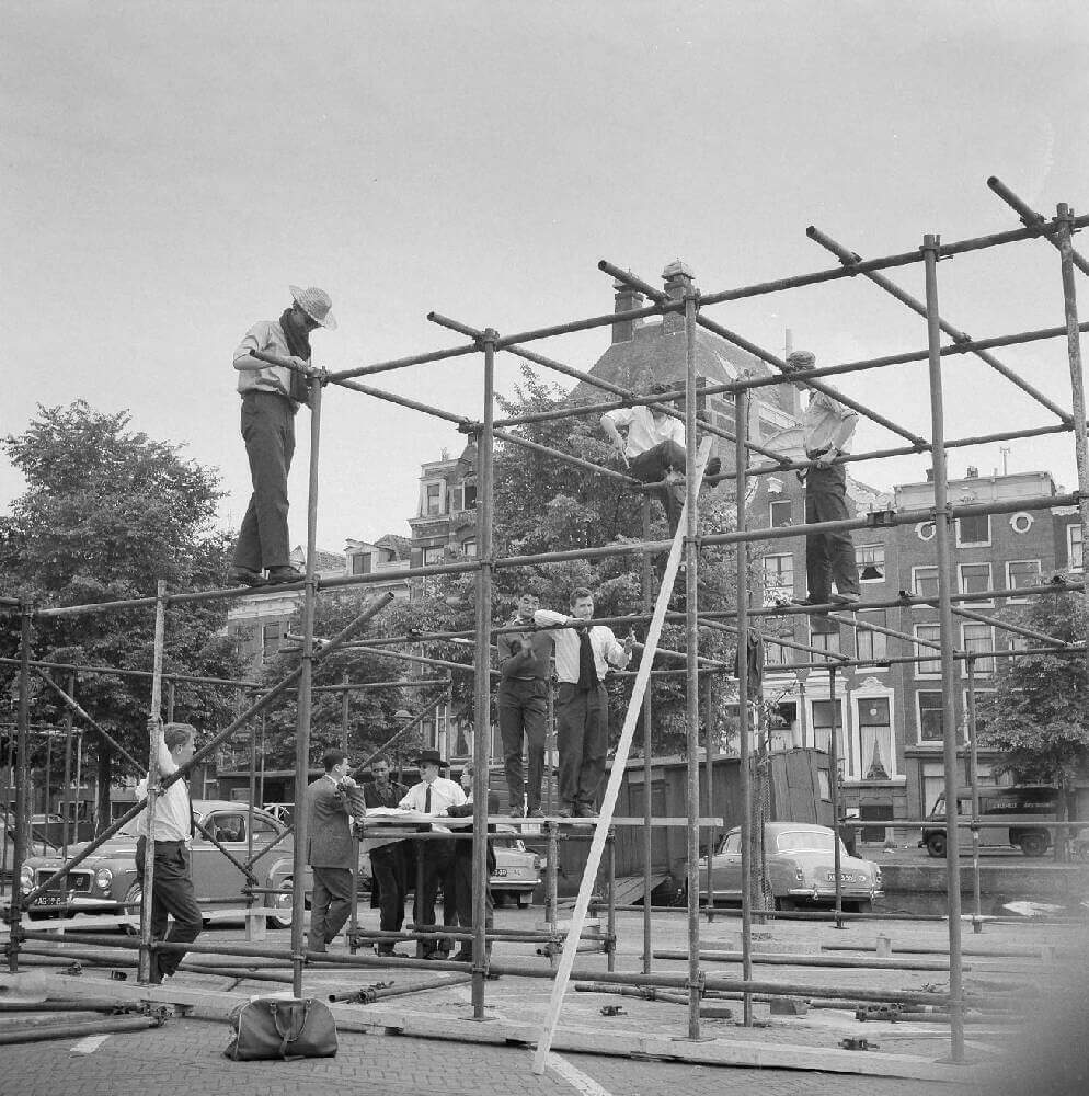 Je ziet studenten op een plein in Amstelveen een geraamte bouwen van stellingen. Dot moest een Inca-tempel gaan voorstellen
