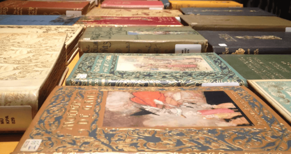 Foto met liggende oude boeken met omslagen in allerlei kleuren