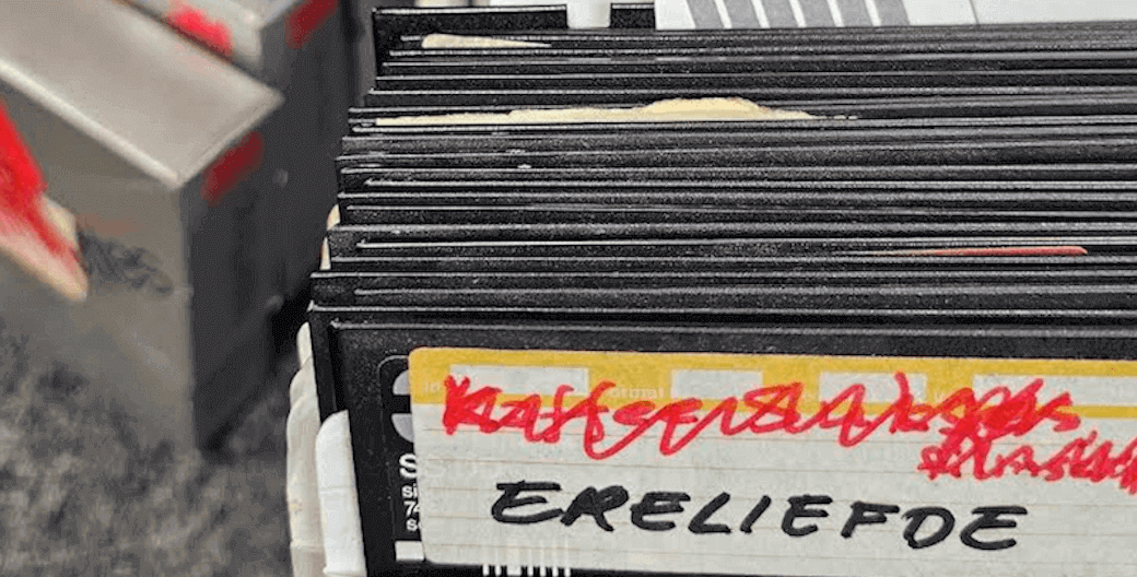 Open doos met floppy discs, links ervan staan meer dozen