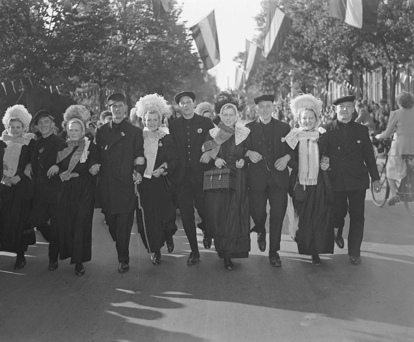 Publiek loopt in klederdracht bij een bezoerk van de koninklijke familie aan Overijssel in 1949