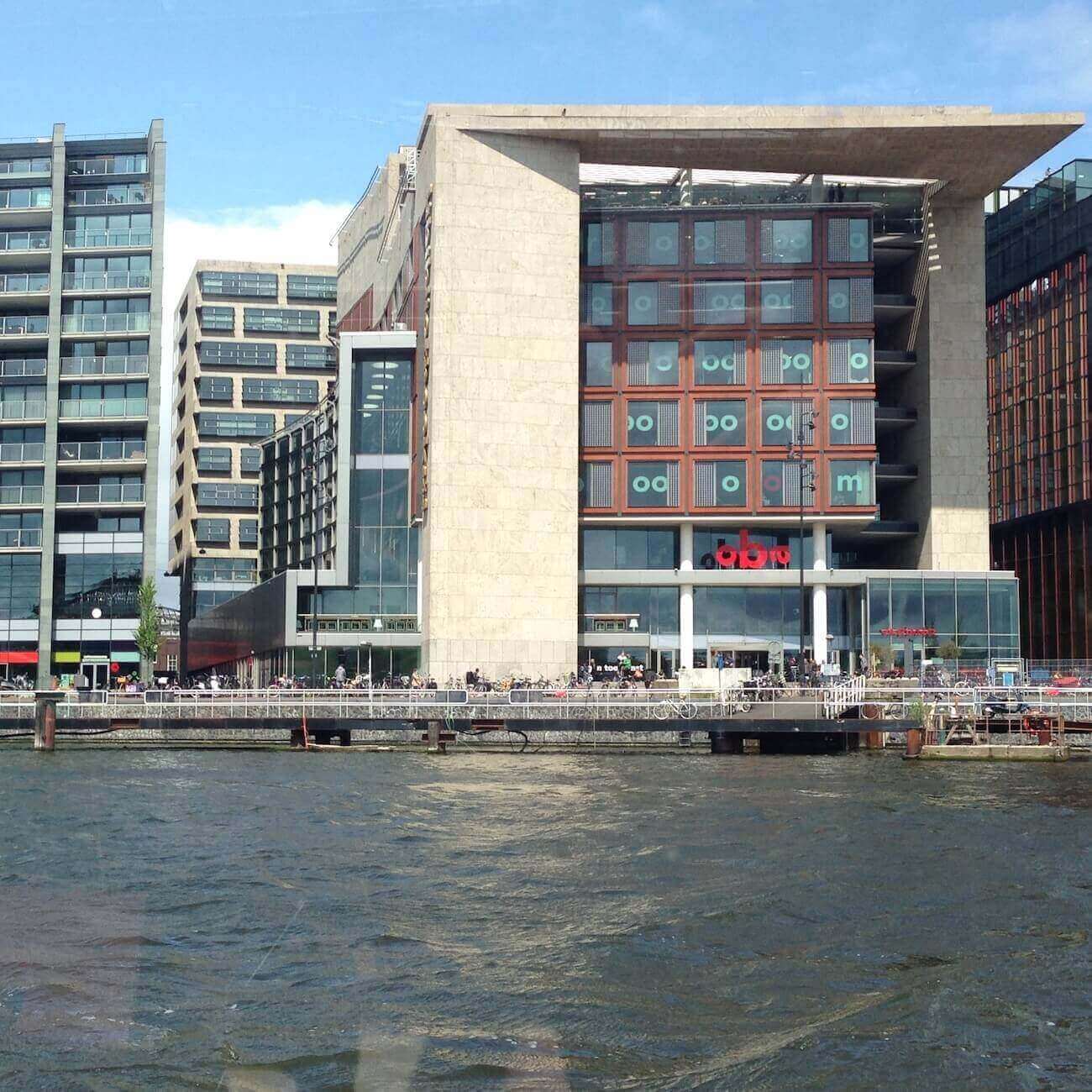 Gebouw van de Openbare Bibliotheek Amsterdam, gefotografeerd vanaf het Oosterdok