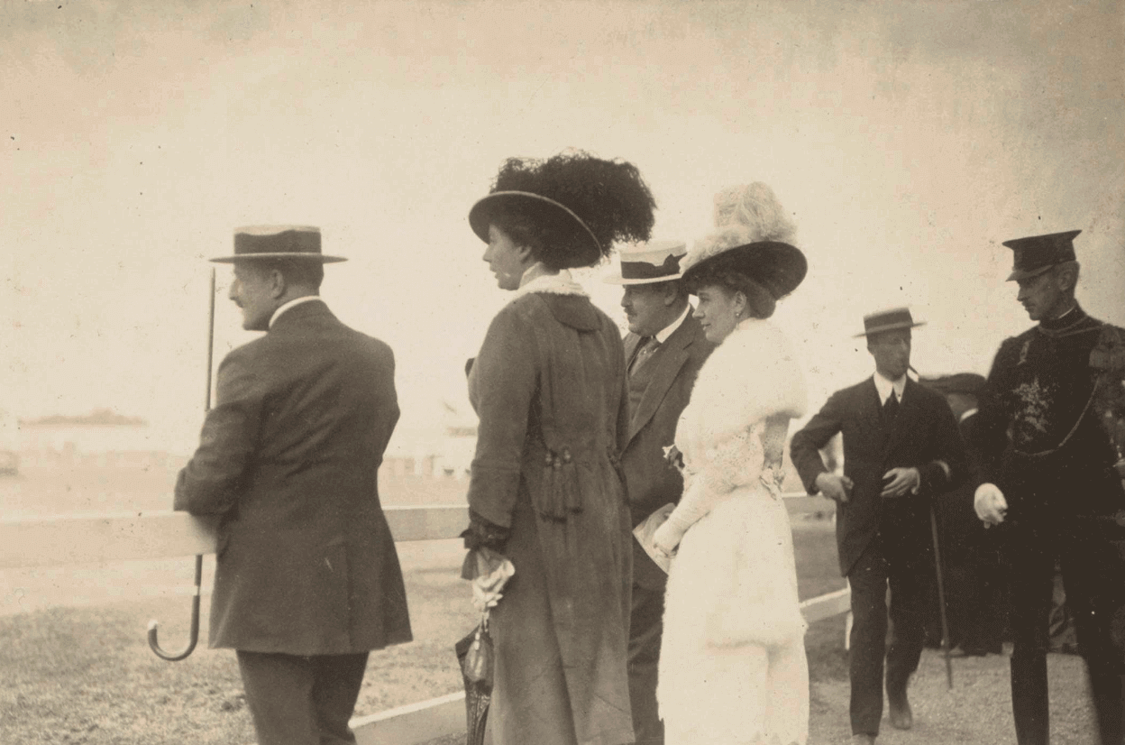 Historische foto van een ruiterwedstrijd met publiek langs de renbaan op Koninklijke Houtvesterij Het Loo