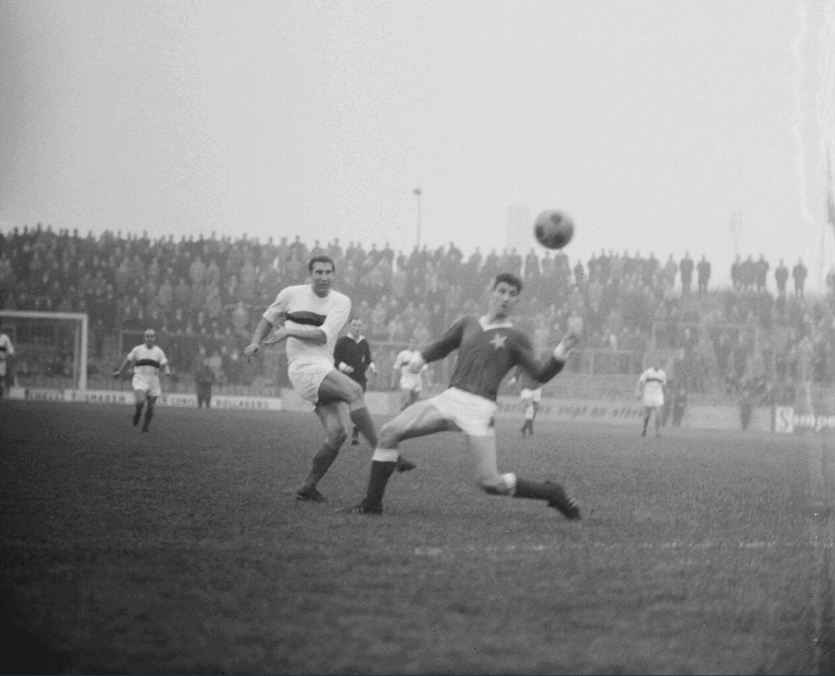 Voetballer Mos Temming (DWS) schiet op doel tijdens wedstrijd tegen MVV in 1964