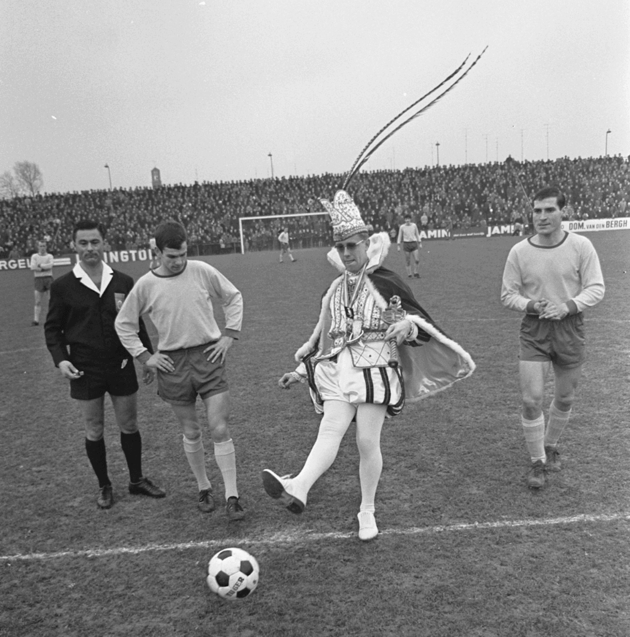 Prins Chris geeft de aftrap tijdens de voetbalwedstrijd Sittardia tegen Ajax op 11 februari 1968