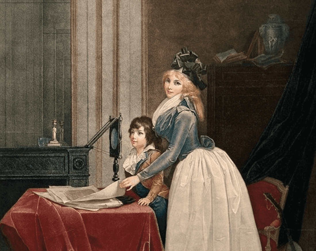 Een vrouw en een jonge jongen bekijken verschillende prenten door een vergrootglas; op de achtergrond een antieke vaas en een gitaar