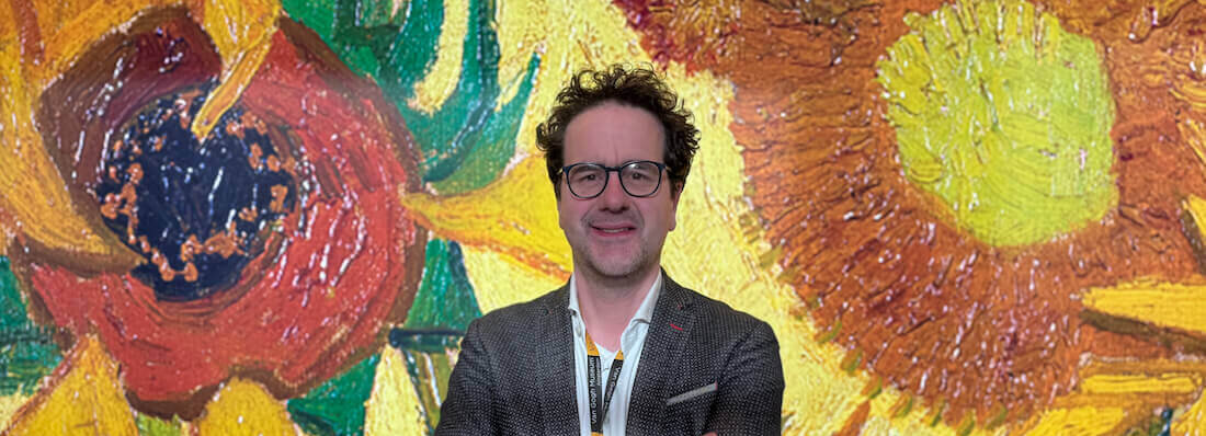 Portretfoto van Maarten Heerlien voor een projectie van een schilderij van Van Gogh