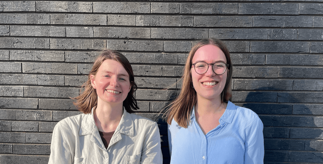 Close-up portret van twee personen voor een muur