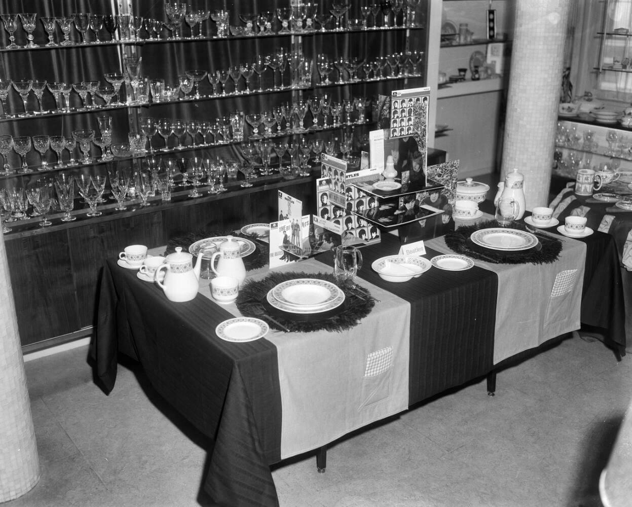 Gedekte tafel met serviesgoed tijdens de Britse Week in Amsterdam, in filiaal Van Baerlestraat 40 van N.F. van Gelder & Co, 1965