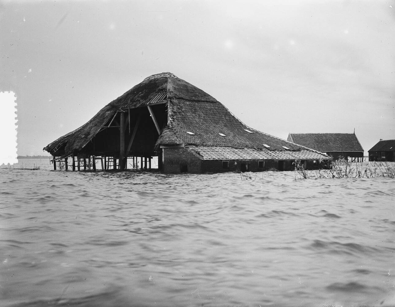 Ondergelopen boerderijen in Zeeland, mei 1953