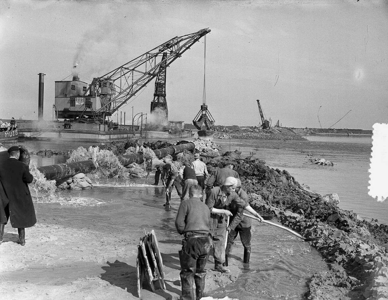 Mensen dichten de oostelijke havendijk nabij Zierikzee